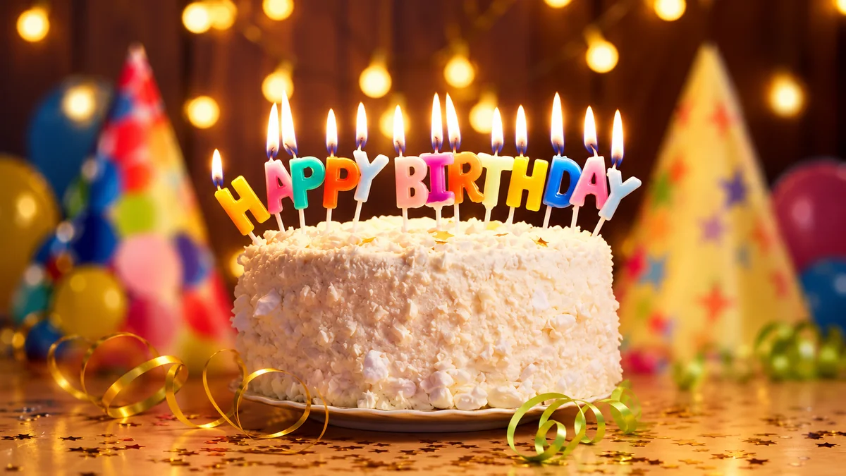 Tarta festiva con velas de cumpleaños multicolor