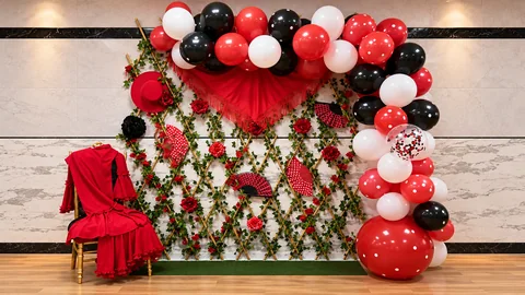 Decoración flamenca con abanicos y globos rojos