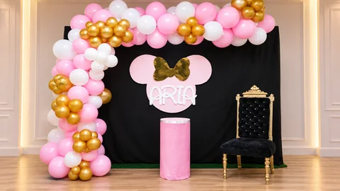 Decoración rosa, blanca y dorada con lazo